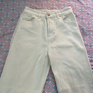 Size: 4-6 White boyfriend jeans, no rivets, never worn
